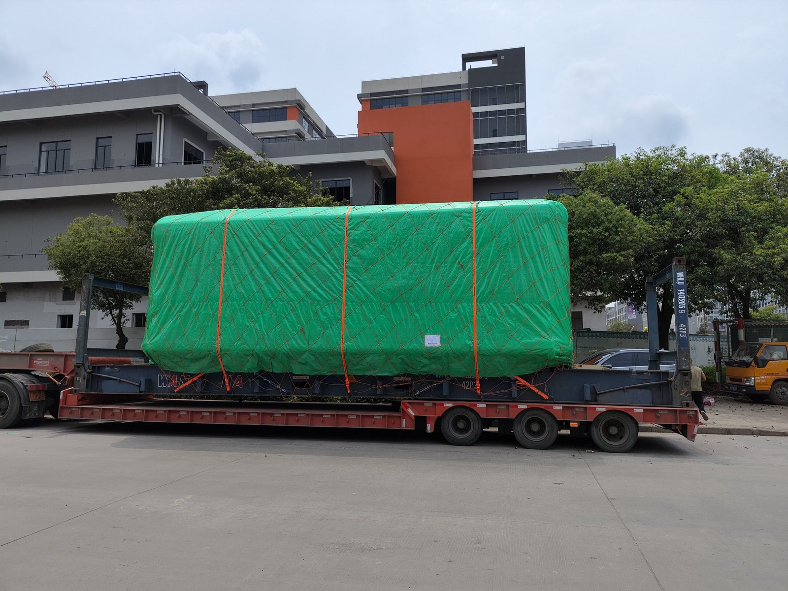 Professional container loading and cargo securing for oversized cargo international transport