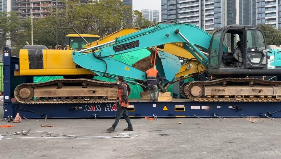 Engineering vehicle prepared for oversized cargo transport