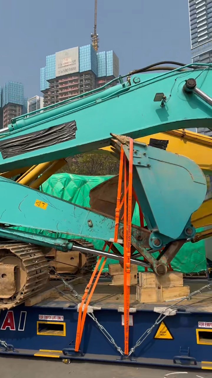 Final securing inspection before heavy equipment shipment