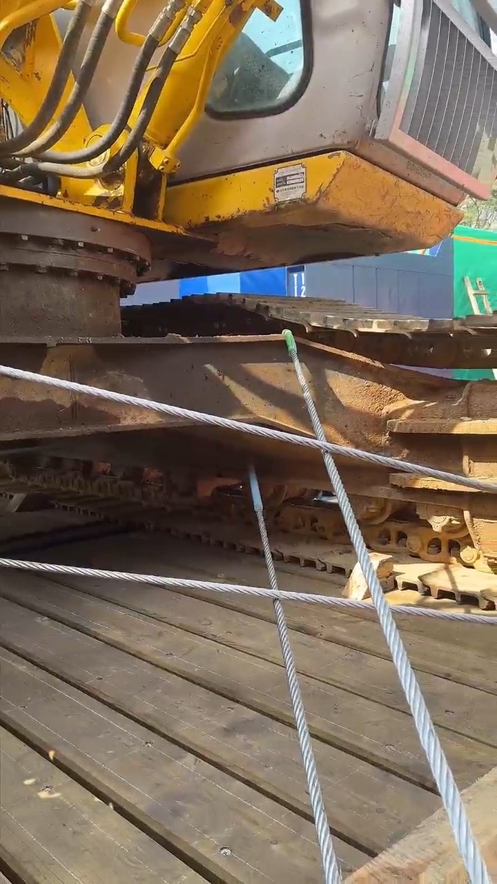 Oversized vehicle transport execution with professional securing