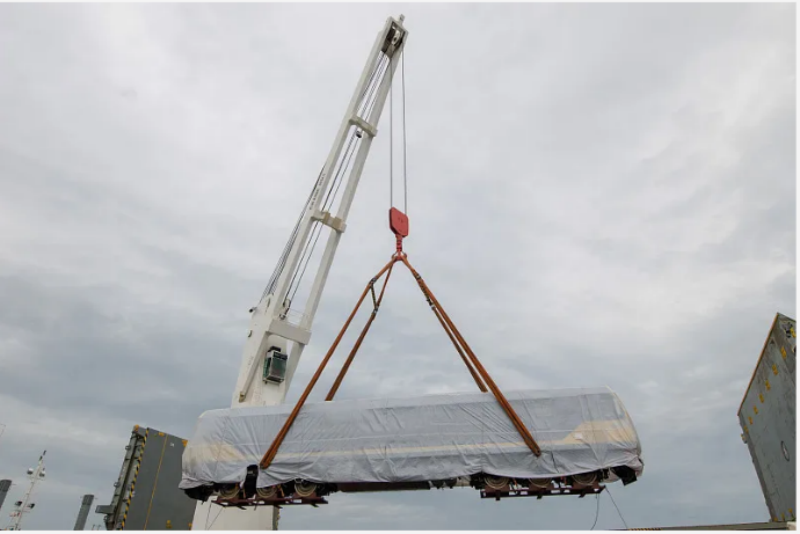 Single crane using triangle sling configuration to lift heavy industrial equipment safely