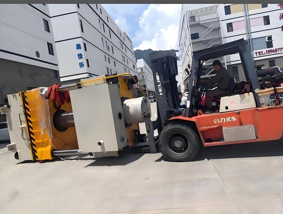 Expert export packing and protective crating of CNC or metalworking equipment to ensure safe transport during factory relocation.
