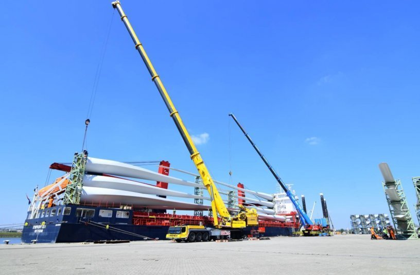 Wind turbine blade and nacelle transport
