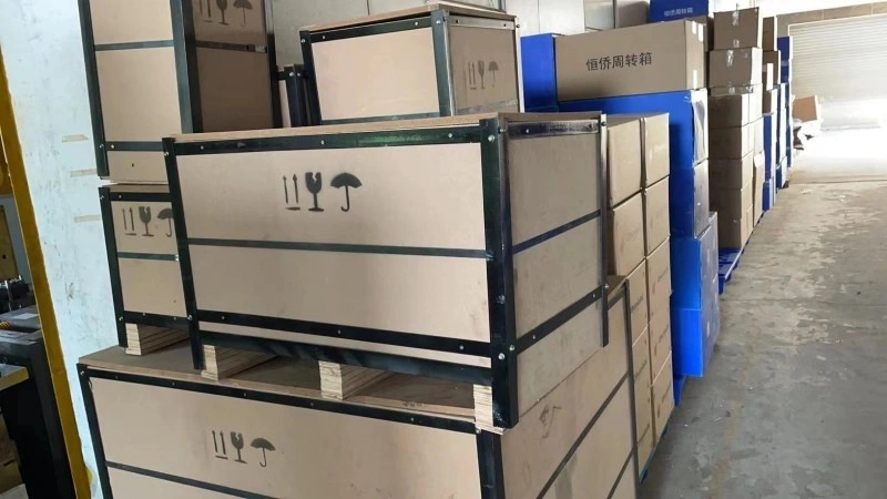 Stacked export crates made of plywood with black steel edge protectors and handling symbols, optimized for warehouse storage and secure logistics.